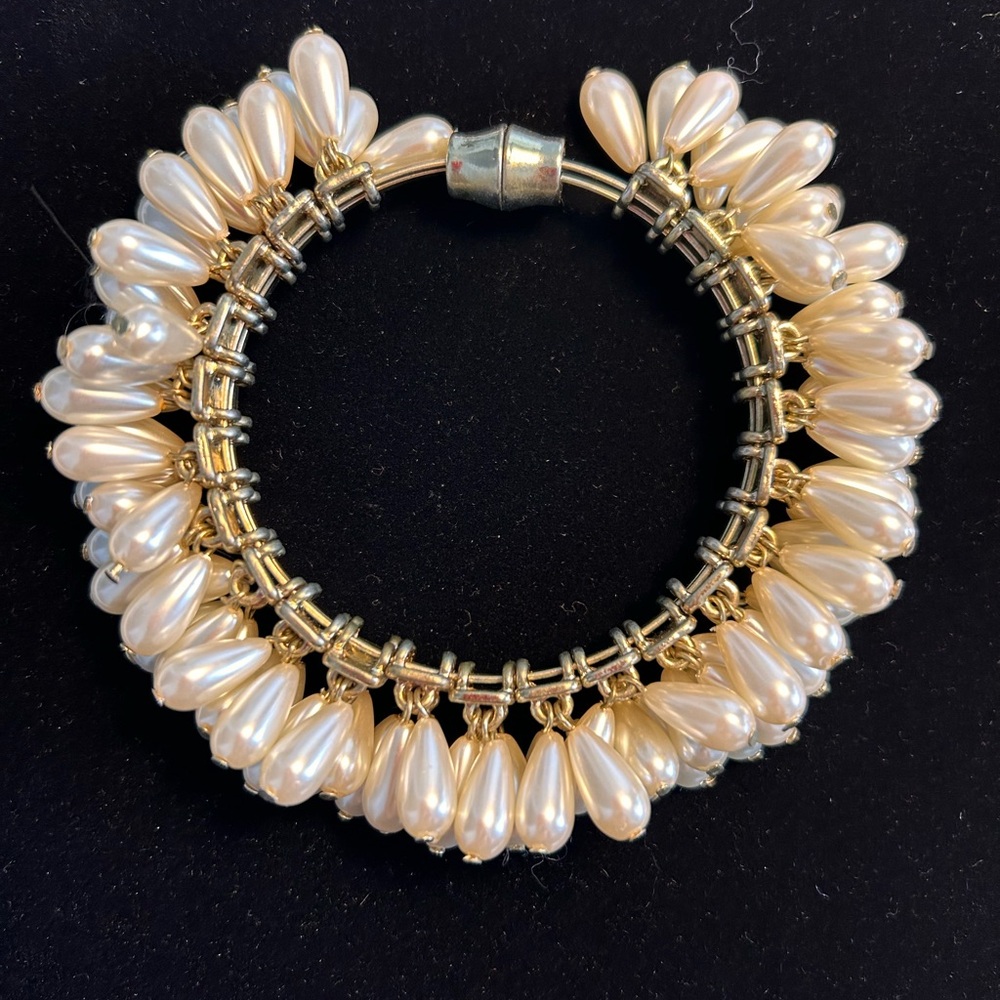 Vintage Faux Teardrop Pearl Bracelet with magnetic clasp